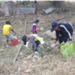 쓰레기를 줍는 어린이들